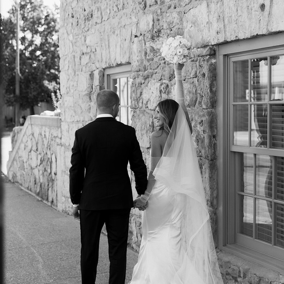Beautiful white trim wedding veil - Picture 3 of 7